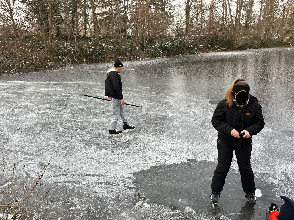 Eislaufen auf einem See im Wald